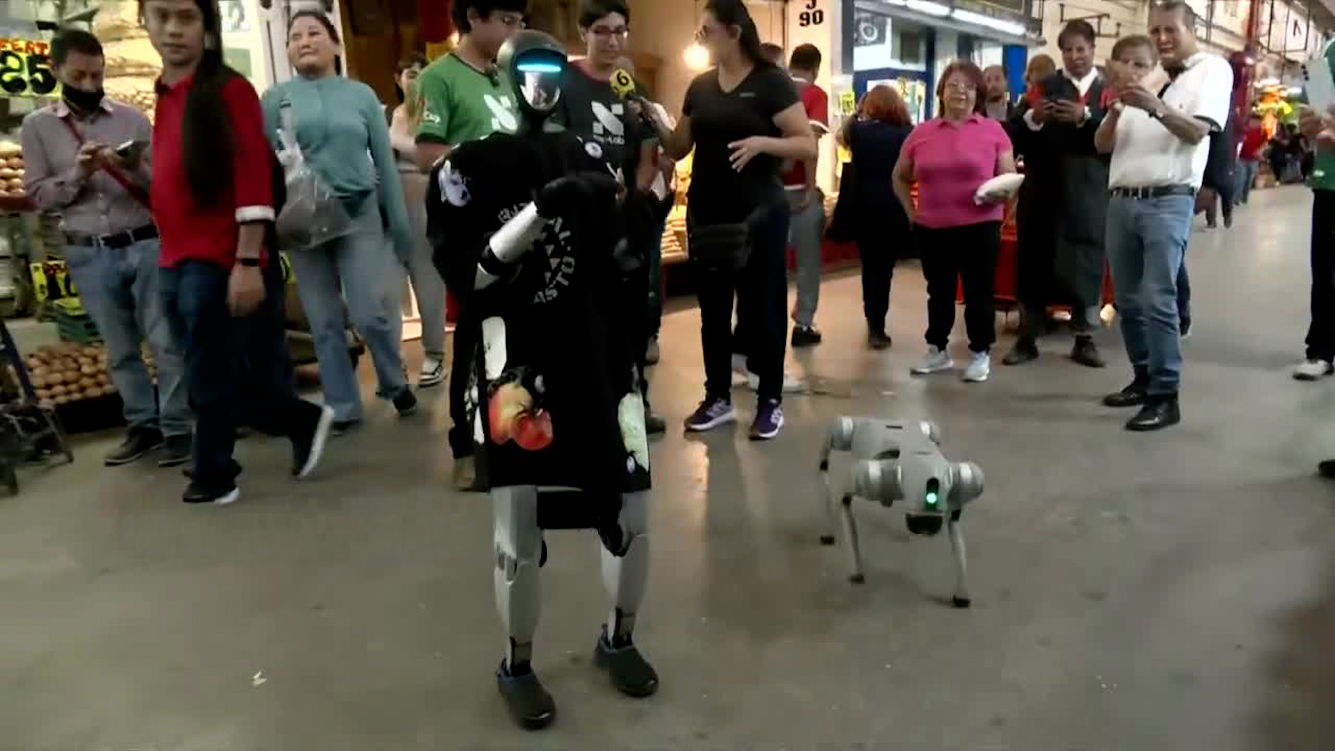Chatbot, un robot que baila y habla como el Chavo del 8, pide apoyo para llevar a 40 jóvenes de Nixlab a competir en Corea del Sur. Conoce cómo donar.