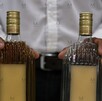 Cinco personas perdieron la vida y otras 28 resultaron afectadas tras consumir tequila adulterado con las características que AQUÍ te presentamos.