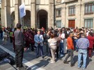 Personas salen de su oficina en la CdMx debido a un sismo
