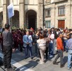 Personas salen de su oficina en la CdMx debido a un sismo