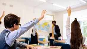 Niños participando en salón de clases