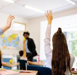Niños participando en salón de clases