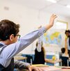 Niños participando en salón de clases