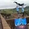Maria Eduarda, de 21 años, falleció tras ser lanzada al vacío sin cuerdas de seguridad en la Ponte do Esqueleto, Brasil; arrestan a tres instructores.