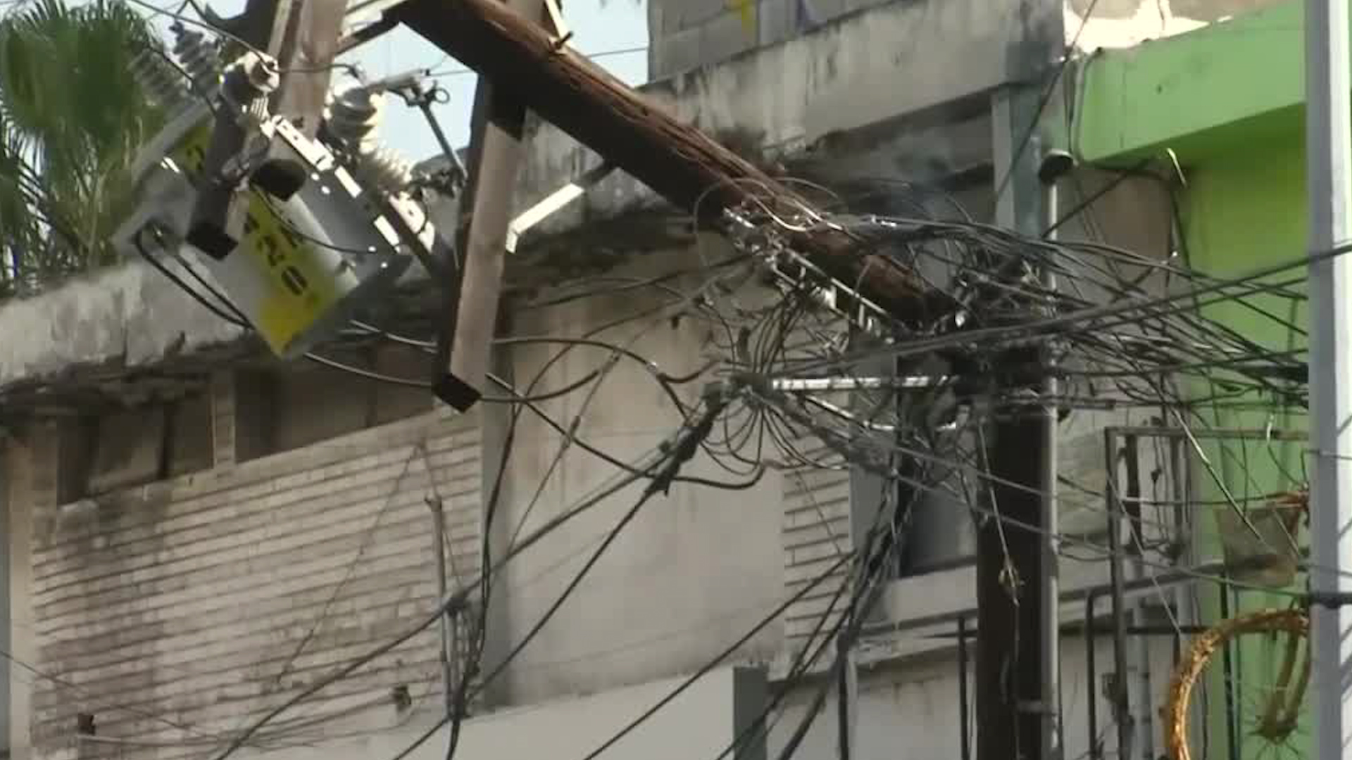 Cortocircuito en poste causa incendio de transformador en Moisés Sáenz, Monterrey. Avenida cerrada y afectaciones en servicio eléctrico.