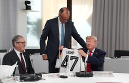 El presidente de Estados Unidos, Donald Trump sostiene una camiseta con el número 47 con otros miembros de la cumbre G7