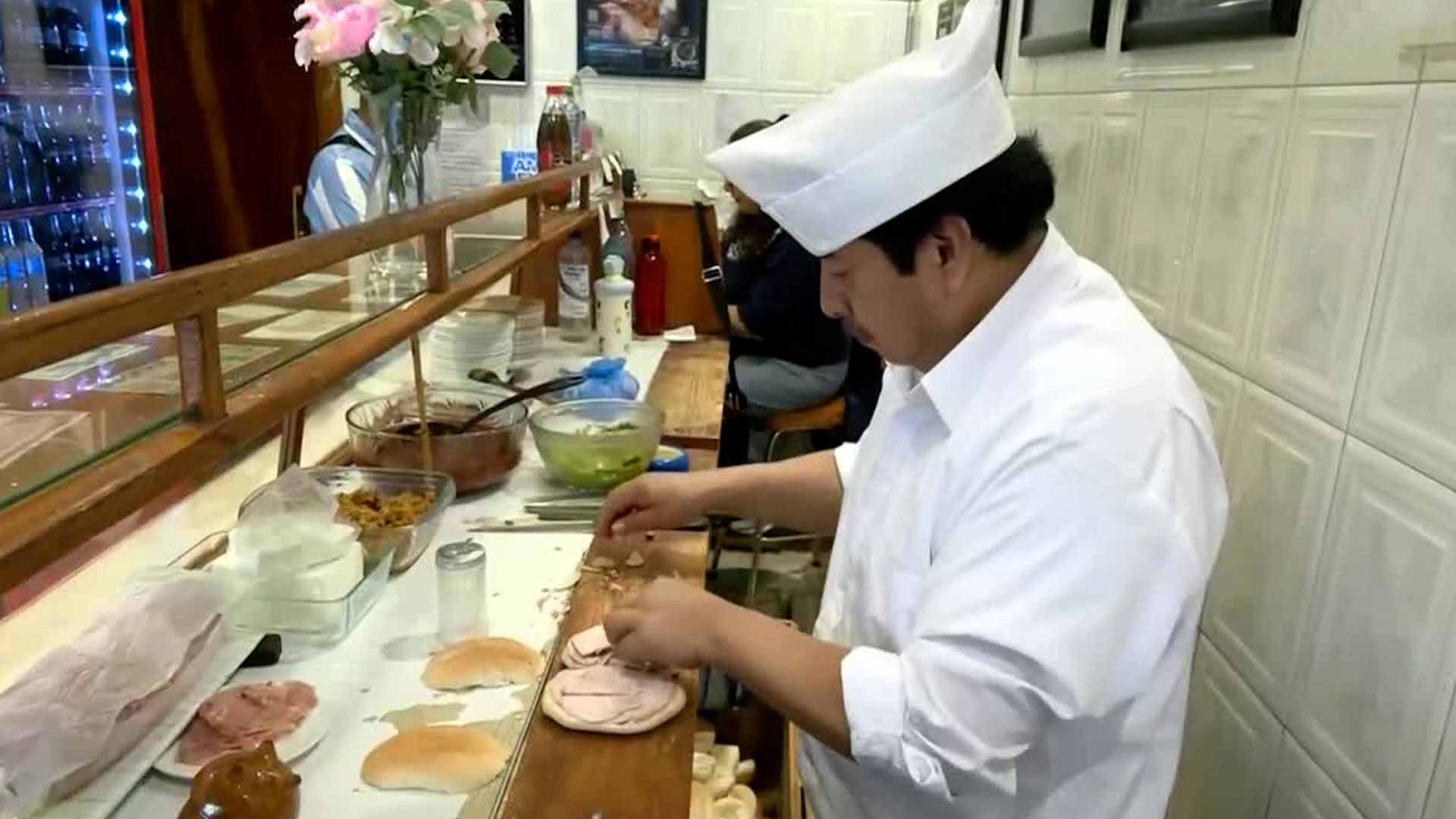 Turistas estadounidenses comen más chile que chilangos durante el mundial en CDMX. Tacos, salsas y platillos típicos conquistan visitantes internacionales.