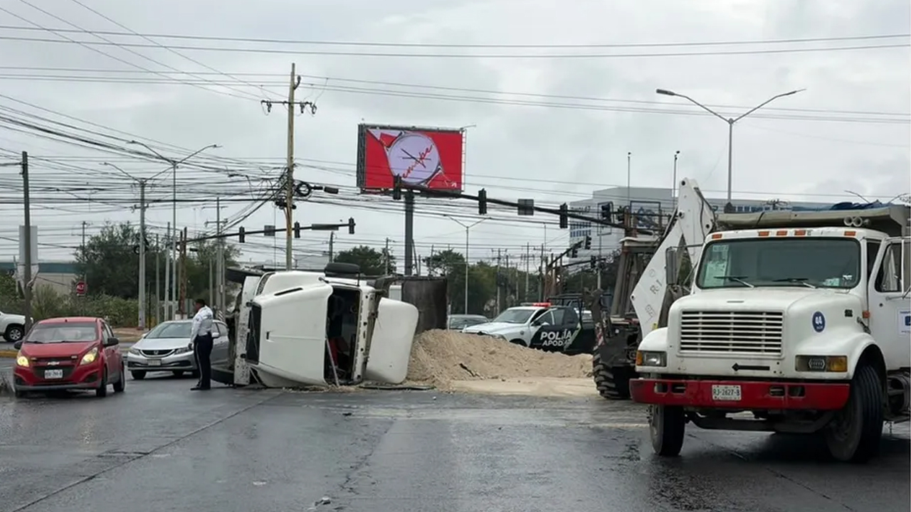 Un tractocamión cargado con 28 toneladas de tierra volcó al incorporarse a la avenida Concordia, en Apodaca.
