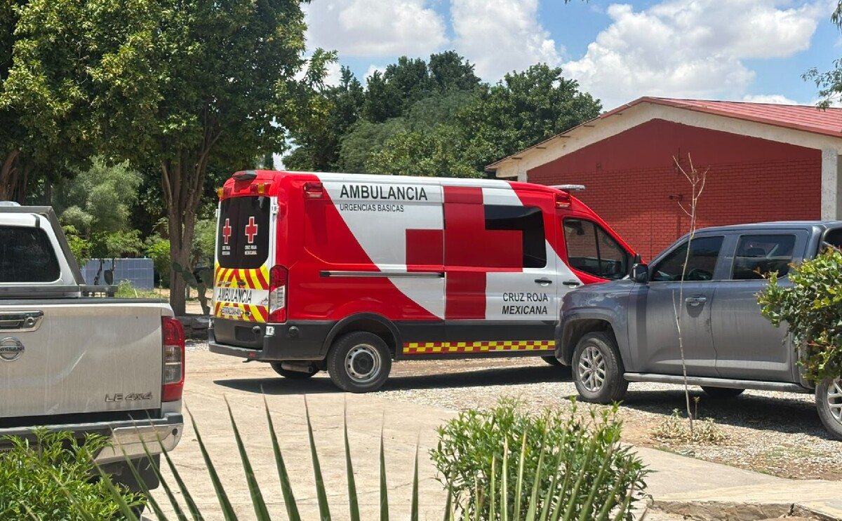 Autoridades atendiendo el reporte de un ataque masivo de abejas a estudiantes de la secundaria técnica 26 de Matamoros.