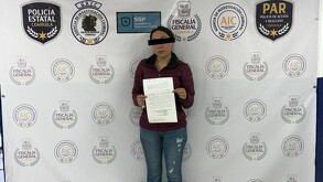 Se observa a una mujer detenida, con cintilla negra en ojos.