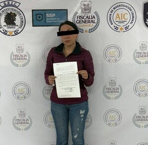 Se observa a una mujer detenida, con cintilla negra en ojos.