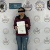 Se observa a una mujer detenida, con cintilla negra en ojos.