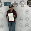 Se observa a una mujer detenida, con cintilla negra en ojos.