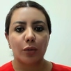 Mujer vestida de color rojo hablando ante una cámara.