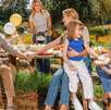 Familia con globos celebra día del padre y clazado flexi