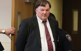 Rex Heuermann en el tribunal del condado Suffolk en Riverhead, Nueva York, el 25 de febrero de 2025. Heuermann está acusado de matar a ocho mujeres.