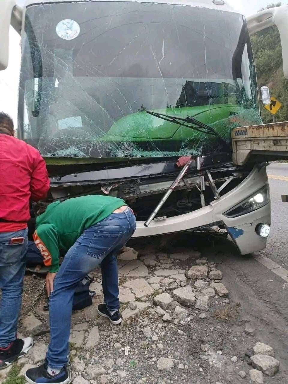 Trailero salva autobús de pasajeros en Carretera Toluca-Naucalpan