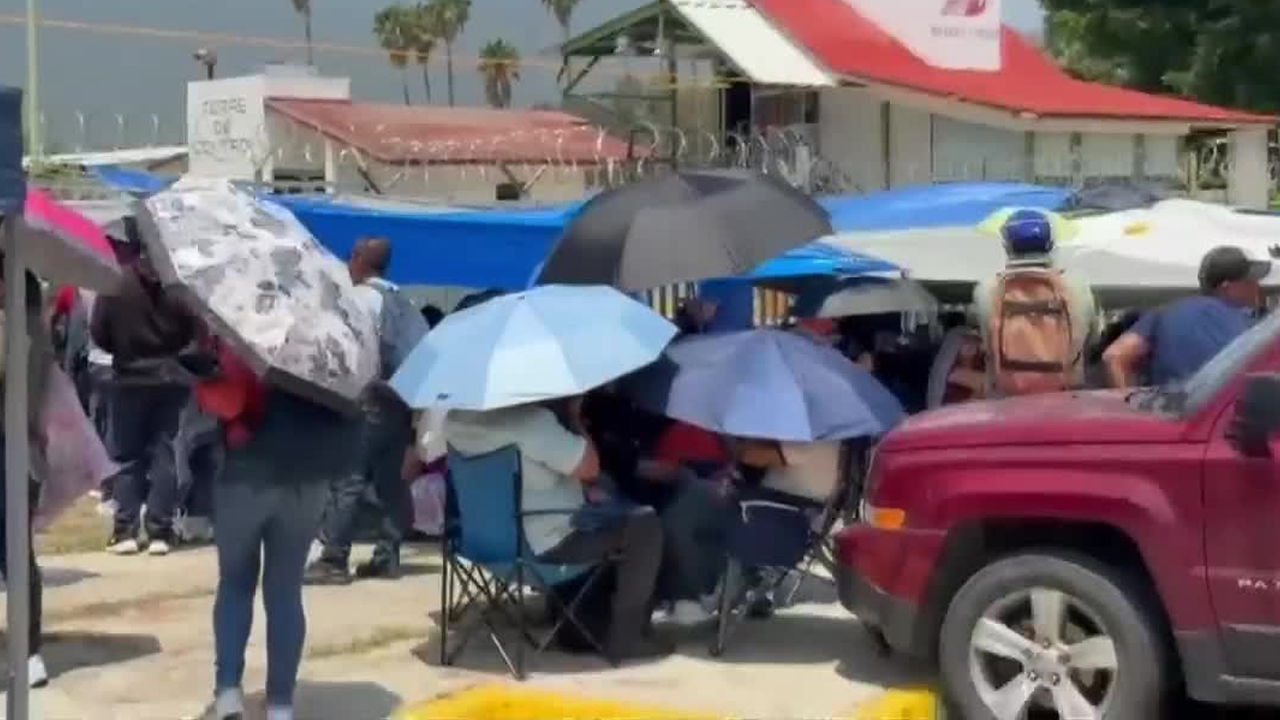 La toma indefinida de una planta de Pemex por parte de maestros de la Sección 22 generó afectaciones en el suministro de gasolina en Oaxaca.