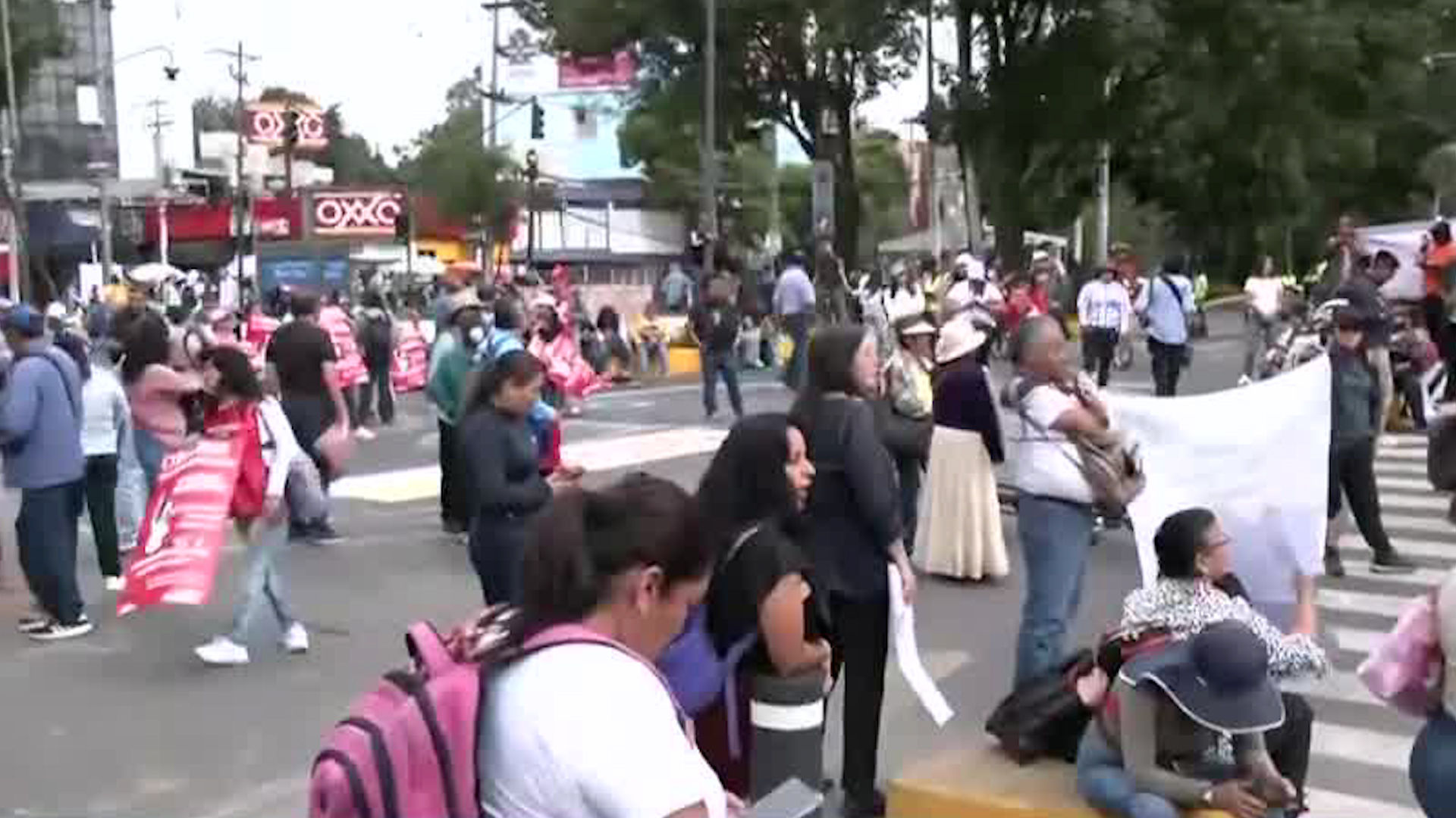 Maestros cierran Calzada de Tlalpan. Operativo policial con dovelas y vallas. Partido Colombia 8 PM. Evita estas rutas.