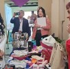 Mujer adulta mayor vendiendo cosméticos en la feria Dignidad sin edad de la CDH