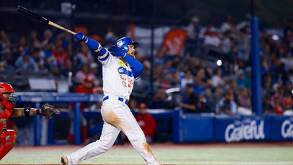 jugador de Charros de Jalisco lanza un batazo en el Estadio Panamericano
