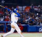 jugador de Charros de Jalisco lanza un batazo en el Estadio Panamericano