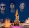 La glorieta de la Minerva en la noche con los integrantes de la banda Maná en el cielo nocturno