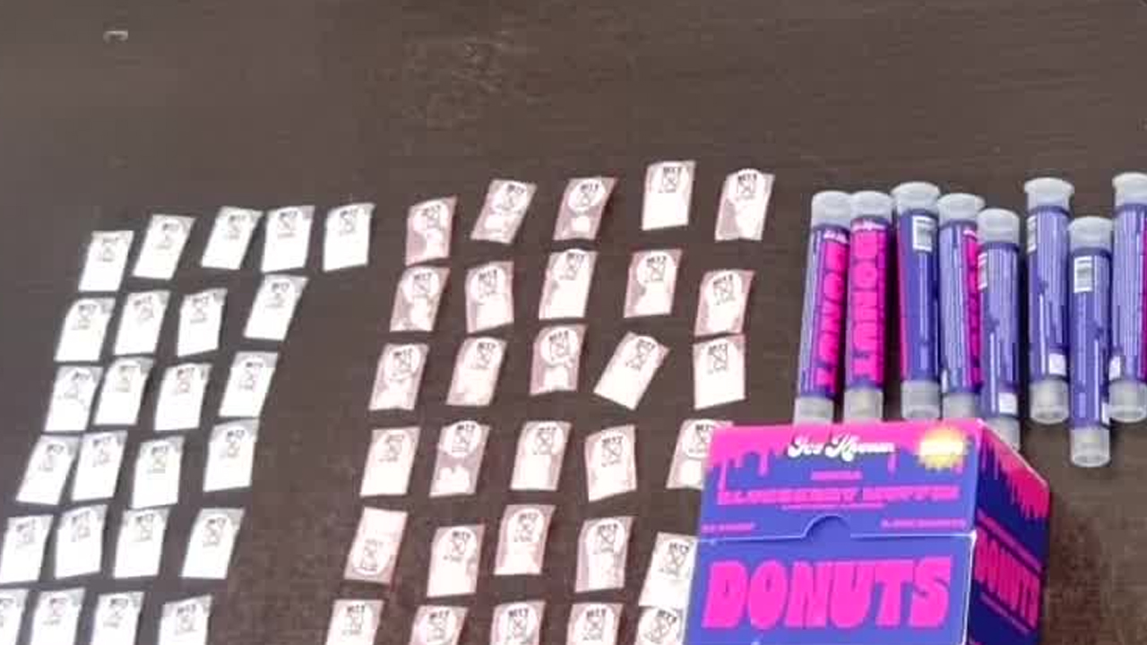 Autoridades detuvieron a un hombre de 25 años en el centro de Monterrey y a una adolescente en la colonia 10 de Marzo por presunta posesión de droga.