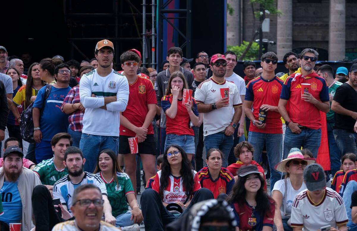 Aficionados disfrutando de una partido en el Fan Fest en Guadalajara