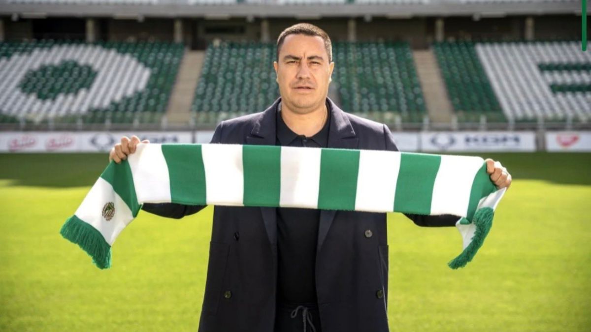 Efraín Juárez es presentado con su nuevo equipo en Europa.