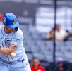 Un jugador de Charros de Jalisco en turno al bat y siendo golpeado por la pelota