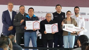 el gobernador alejandro armenta junto a otras personas en la entrega de viviendas del bienestar en puebla