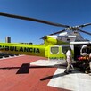 Helicóptero ambulancia y paramédicos del SAMU de Jalisco ingresando a la niña wixárika en camilla para su traslado