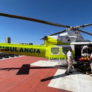 Helicóptero ambulancia y paramédicos del SAMU de Jalisco ingresando a la niña wixárika en camilla para su traslado