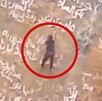 Hombre sostenido con una mano a las paredes de un cráter volcánico en Yemen mientras realiza acrobacia extrema