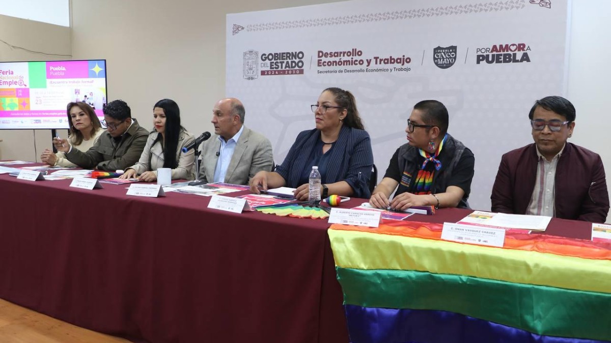 personas en una conferencia de prensa de la presentación de una feria del empleo  LGBT en Puebla