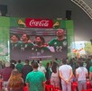 Se observa a mucha gente de pie con playera color verde.