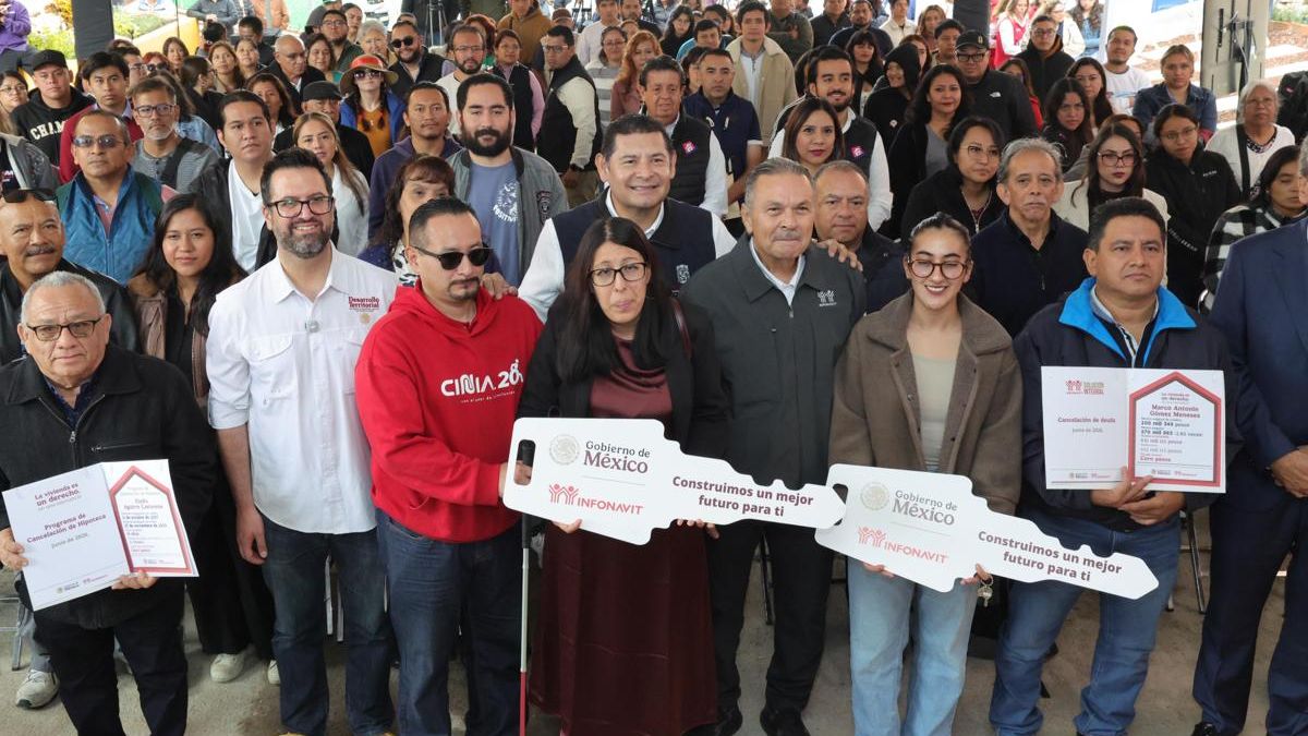 personas en un evento de entrega de viviendas del bienestar en puebla