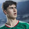 Futbolista Armando González Alba ‘La Hormiga’ jugando con la playera de la Selección Mexicana con un estadio desenfocado en el fondo
