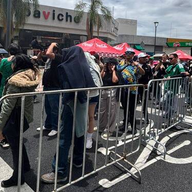 Personas formadas en la calles en La Minerva