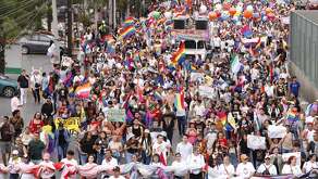 Participantes de la Marcha de la Diversidad en Monterrey.