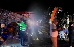 Resultado del accidente de Perú en el que el transporte resultó volcado