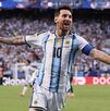 Lionel Messi celebrando su hat-trick en el partido entre Argentina y Argelia.
