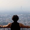 Mujer observando la zona metropolitana del Valle de México.