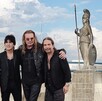 Imagen de la estatua de la Glorieta de la Minerva con una imagen superpuesta de los integrantes del grupo Maná