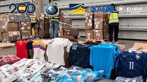 Un macrooperativo internacional logró decomisar 16 toneladas de camisetas de fútbol piratas para el Mundial 2026 y dejó 95 detenidos. Conoce los detalles.