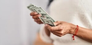Mujer cambiando sus dólares estadounidenses.