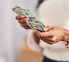 Mujer cambiando sus dólares estadounidenses.
