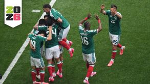 Selección Mexicana festejando un gol contra Sudáfrica.