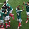 Selección Mexicana festejando un gol contra Sudáfrica.